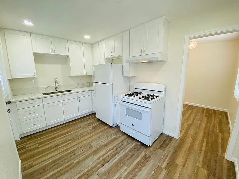 552-558 S Magnolia Ave — Photo 5