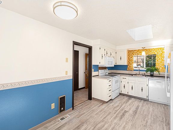 4th image of 3772 SE Oak Ct