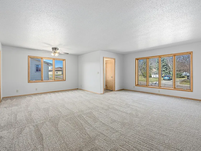 1405 E Rushmore Dr — Photo 4