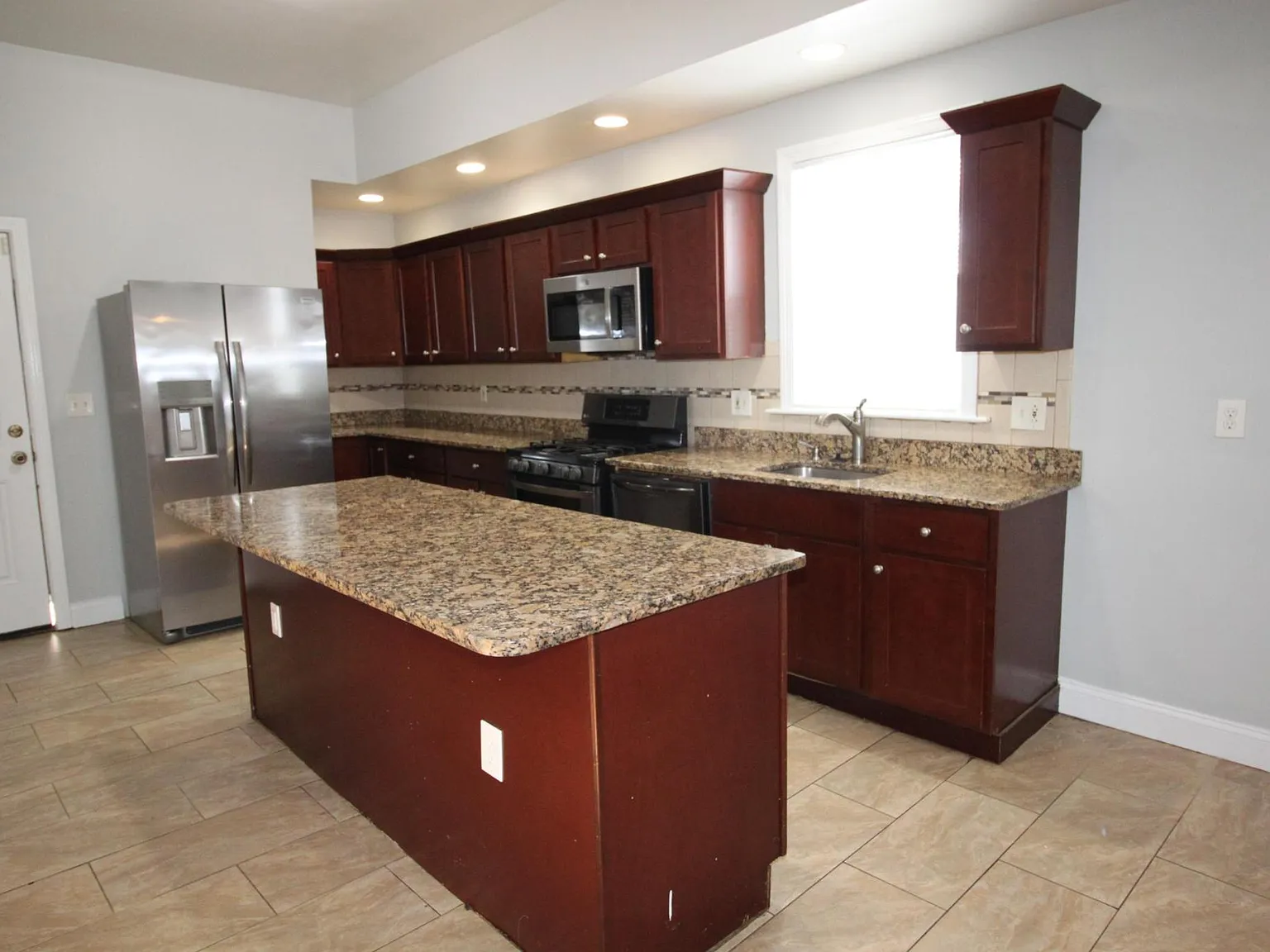2 bed, 1400 sqft, $2,500 — Photo 3
