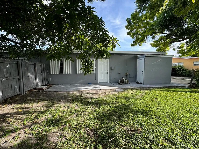 7025 NW 15th St #B — Photo 2