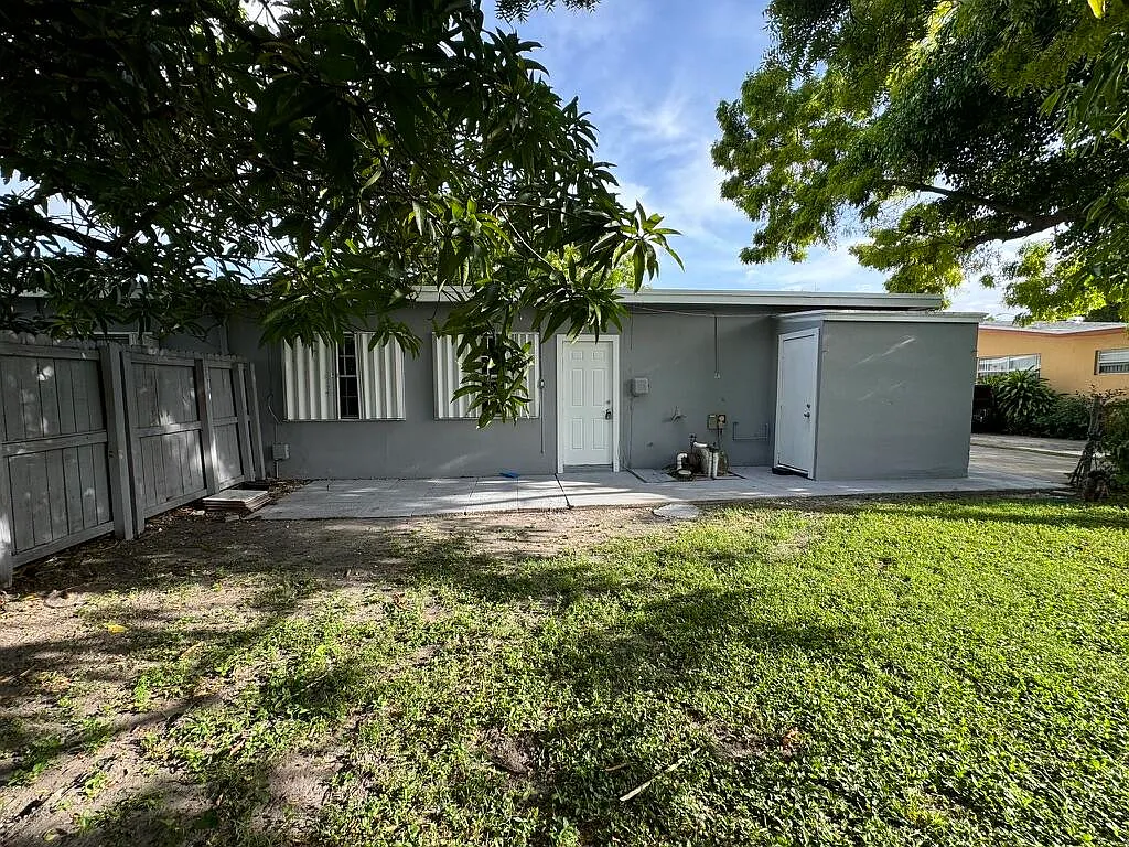 Building Photo - 7021 NW 15th St #B