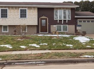 2191 Graham Cir, Dubuque, IA 52002