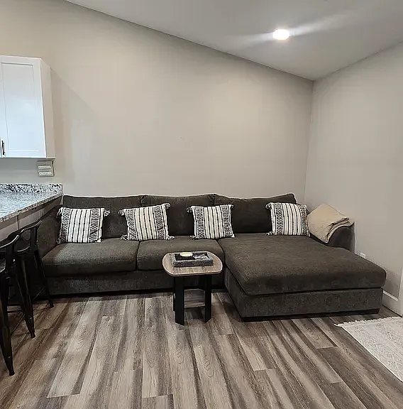 7123 W Oregon Ave — Photo 5