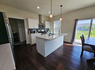 327 Meadows Field Dr NE, Cedar Rapids, IA 52402
