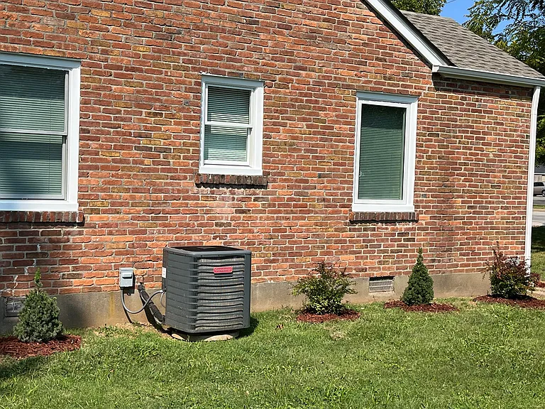 106 Lyndon Ln — Photo 2