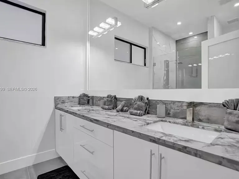 1930 SW 36th Ave — Photo 12