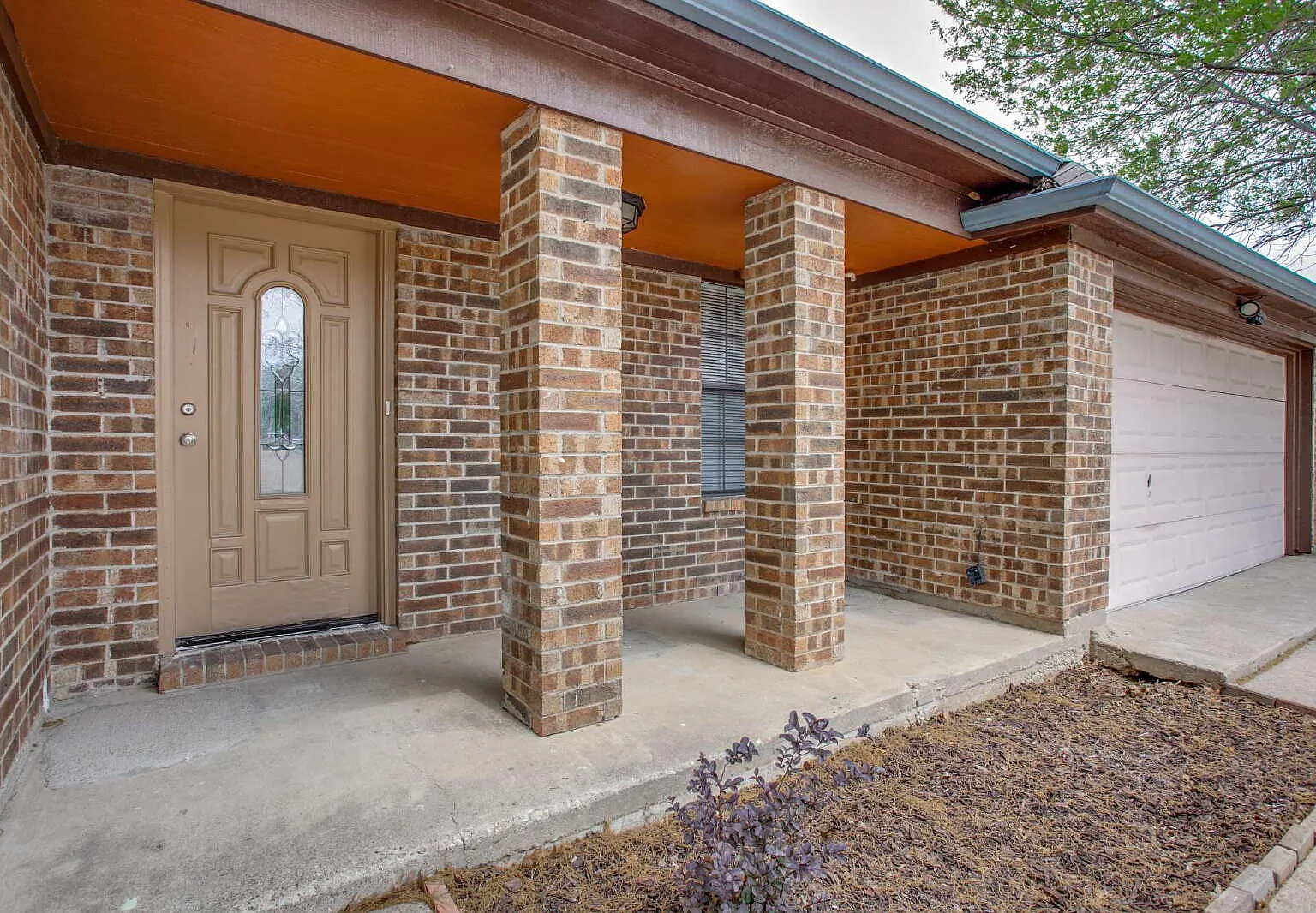 3 bed, 2.0 bath, 1704 sqft, $2,150 — Photo 2