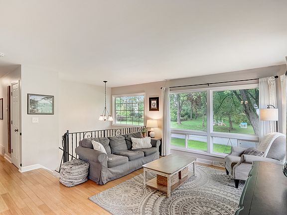 3rd image of 1333 Laurel Ln