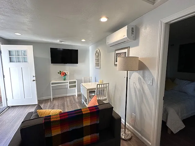 1 bed, 400 sqft, $2,450 — Photo 3