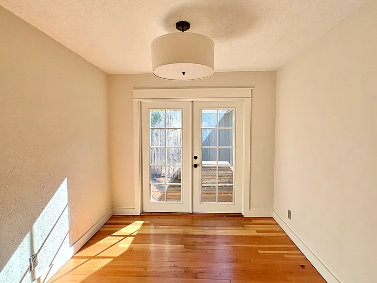 545 NE Irving Ave — Photo 5