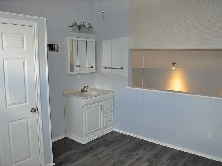 706 W 22nd St #305 — Photo 18