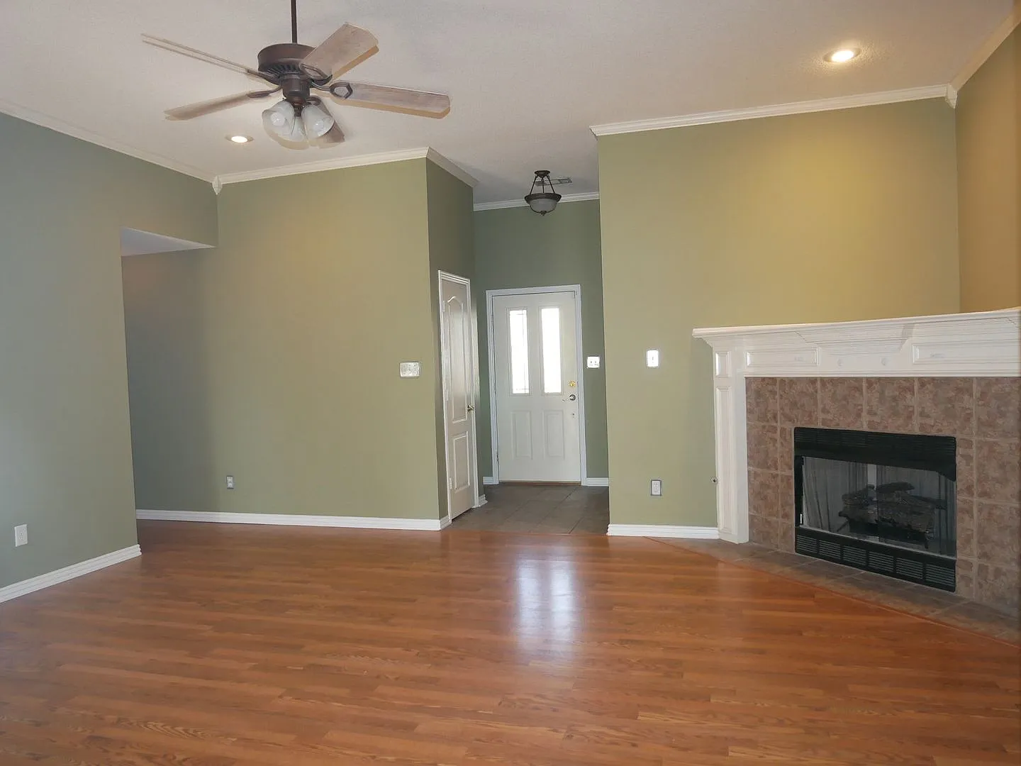 Pleasant Living: Beautiful 3 Bed, 2 Bath Home with a 2-Car Garage! — Photo 4