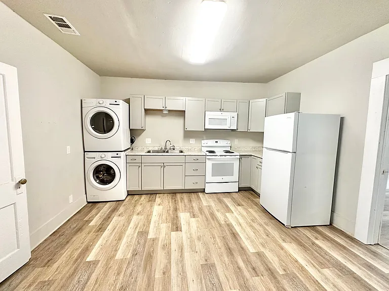 2613 N Elm St — Photo 9