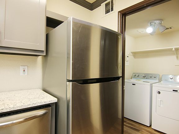 3rd image of 2233 Chapman Dr