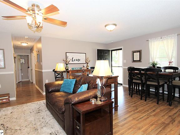 5th image of 140 Wells Dr
