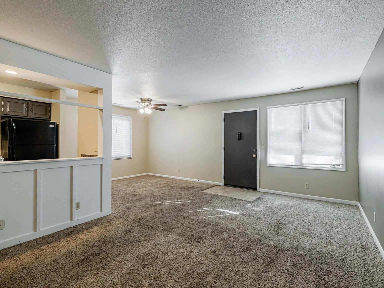 2 bed, 920 sqft, $899 — Photo 2