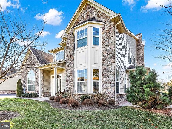 4th image of 202 Willow Dr