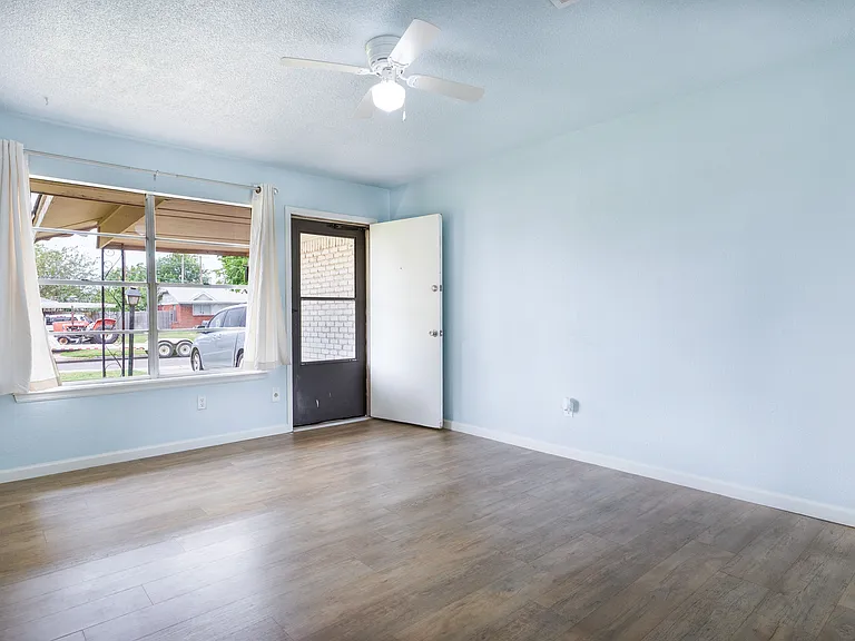 236 S Norman Ave — Photo 17