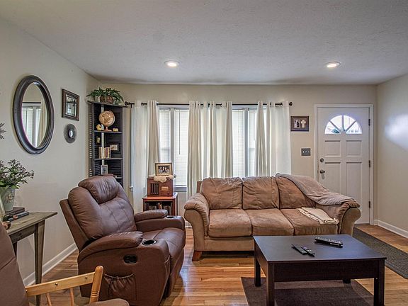 2nd image of 415 Hume Dr