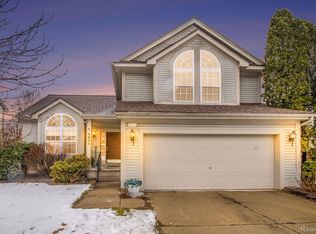 6890 Fox Ln, Waterford, MI 48327