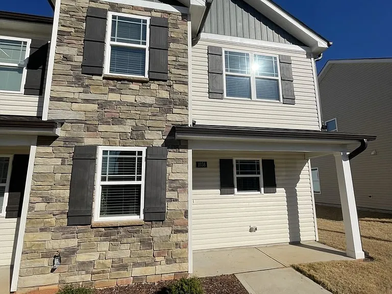 1056 Peony Ln — Photo 2