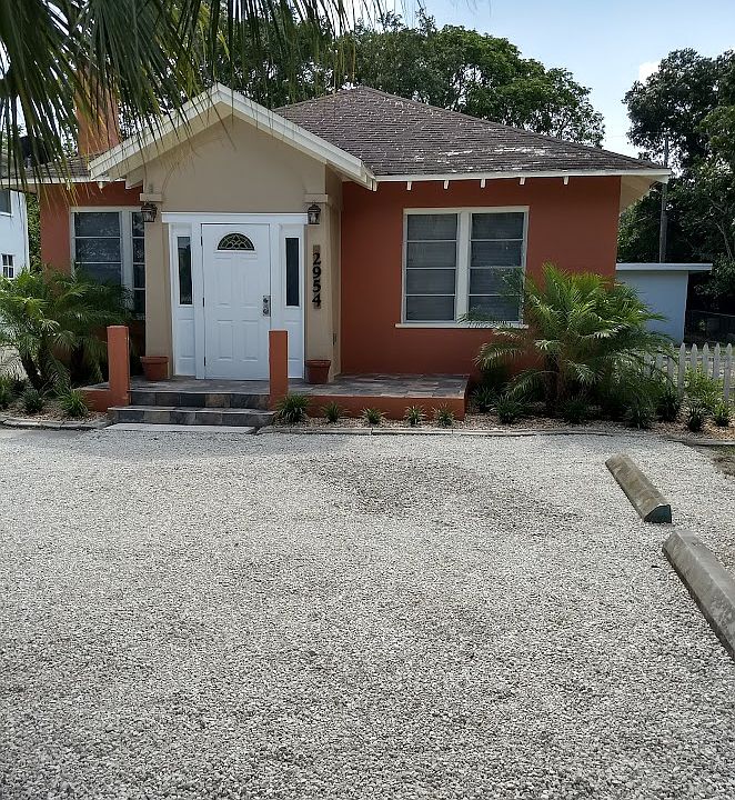 Apartment is behind cottage