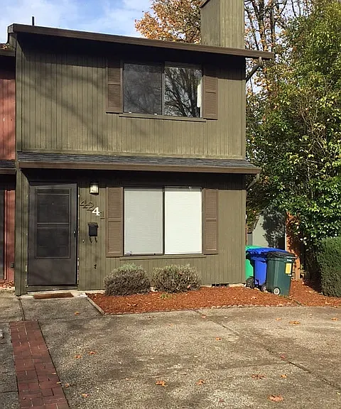 4241 SE Ivon St — Photo 1