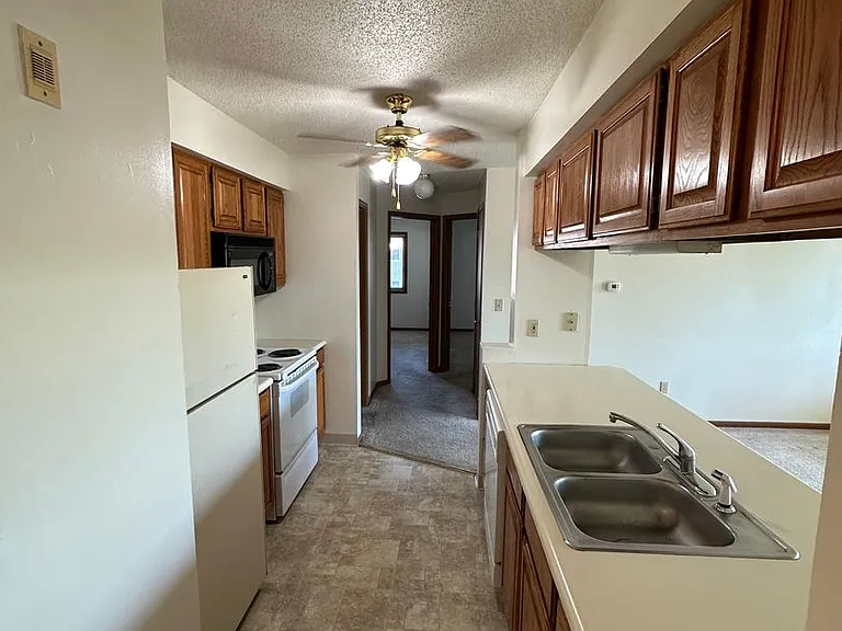 36 Plex - Village Green Apartments — Photo 12