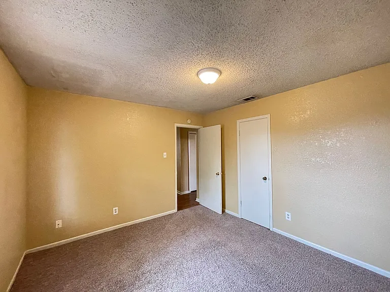 2208 Hunt Dr — Photo 12