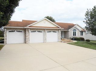 6539 Woodland Ct, Davenport, IA 52807