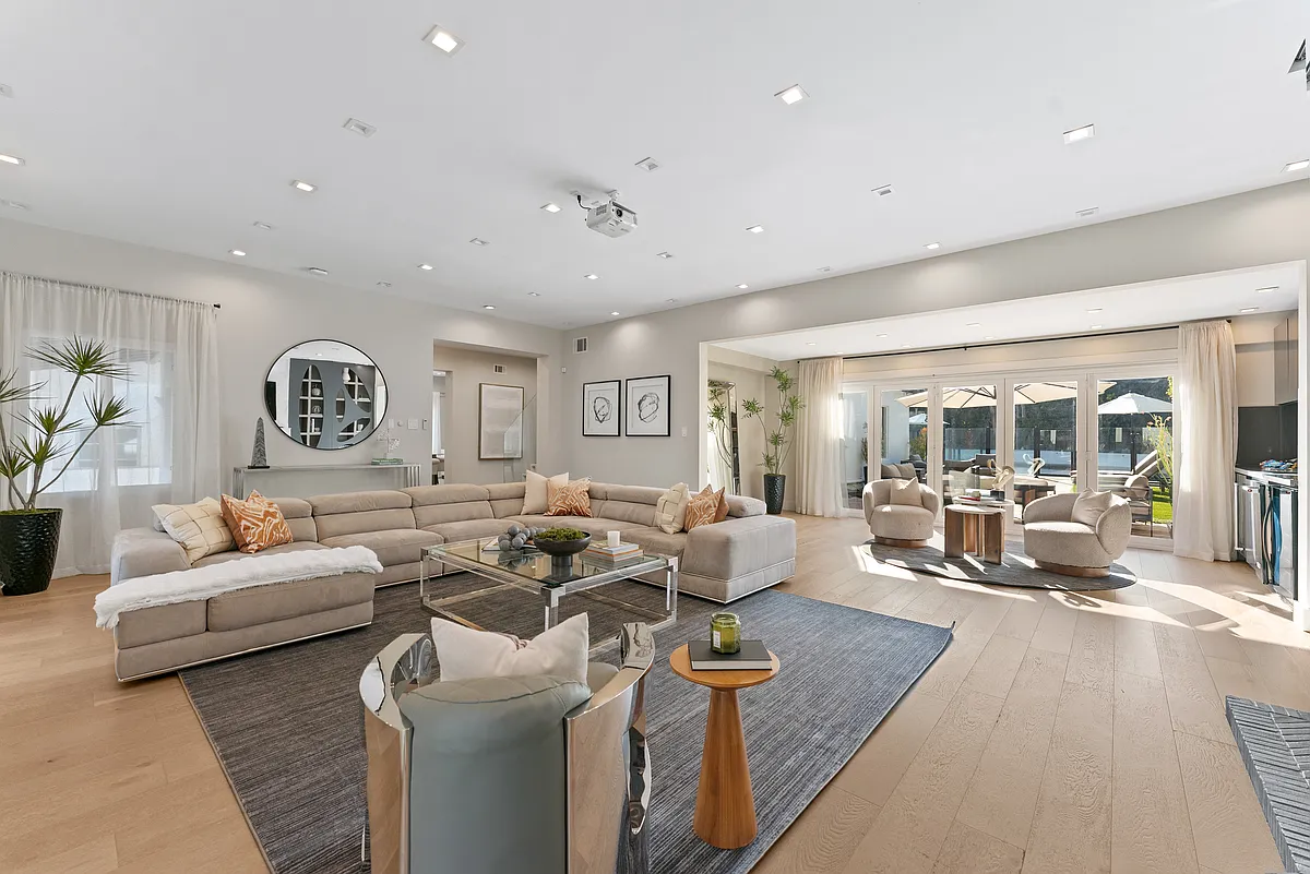 Building Photo - 1173 Rodeo Dr