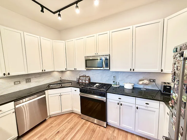 2136 W Monroe St #404 — Photo 8
