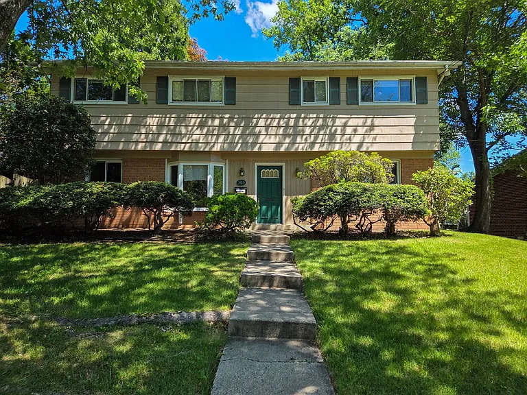 305 Hillsboro Dr — Photo 1