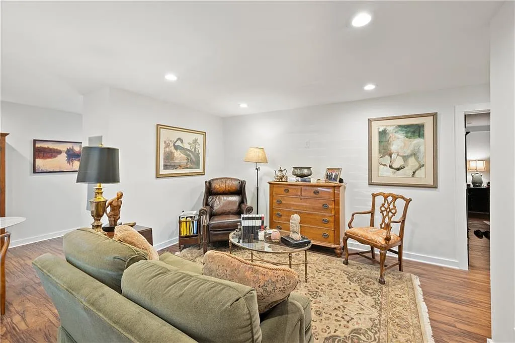 2 bed, 1.0 bath, 1100 sqft, $2,200 — Photo 3