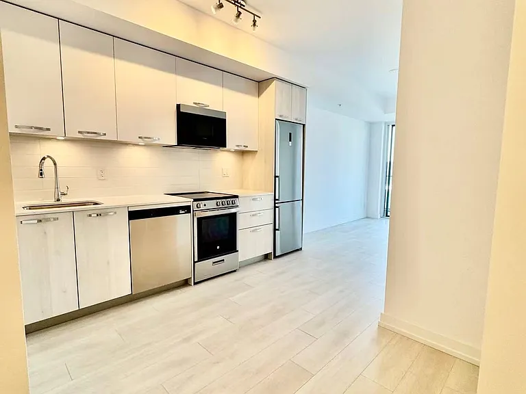 75 James St S #901 — Photo 1