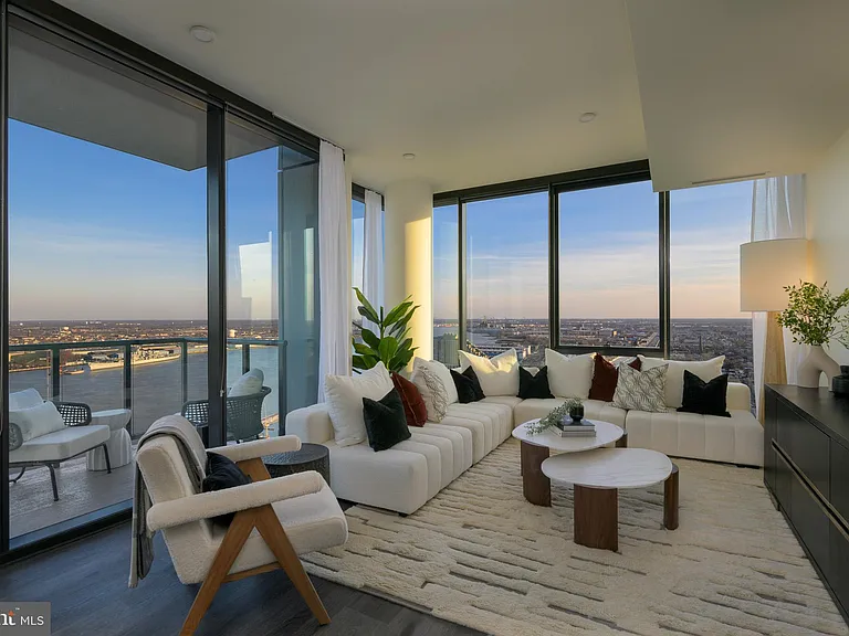1-5 Dock St #Penthouse 2904 — Photo 3