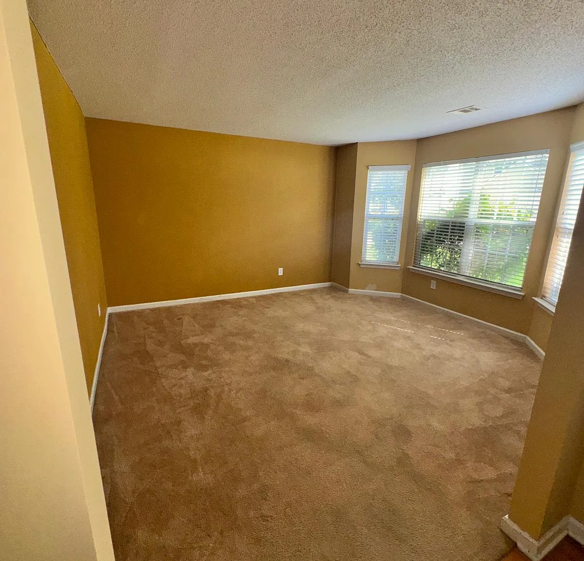 6 bed, 3.5 bath, 3000 sqft, $2,250 — Photo 2