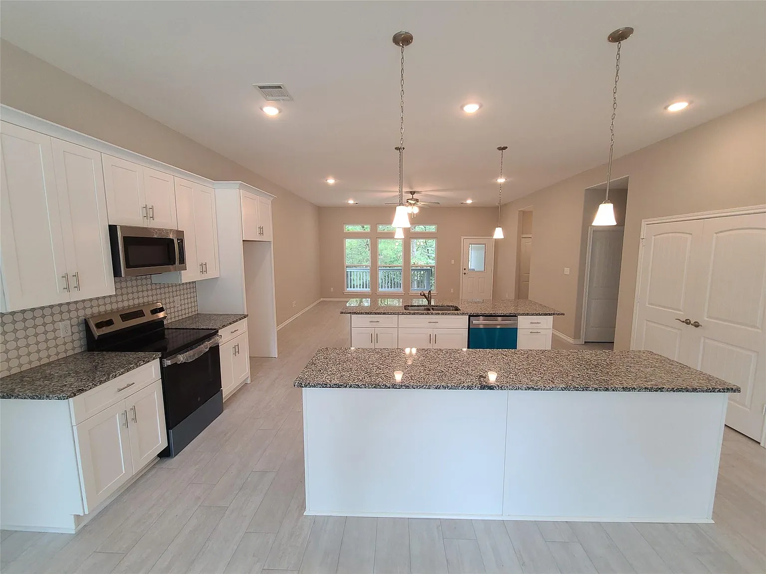 3 bed, 2.0 bath, 1640 sqft, $1,800 — Photo 2