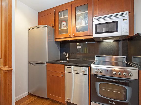 4th image of 150 W 51st St APT 902