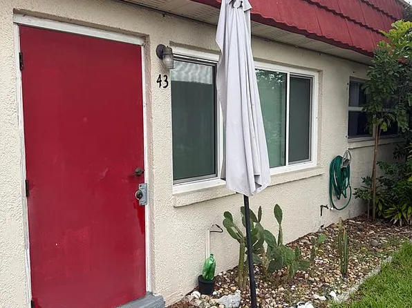 5870 38th Ave N APT 43, Saint Petersburg, FL 33710