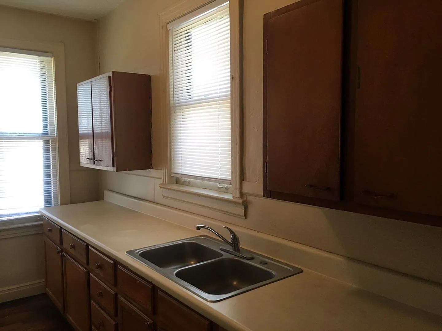 1302 Court Ave — Photo 2