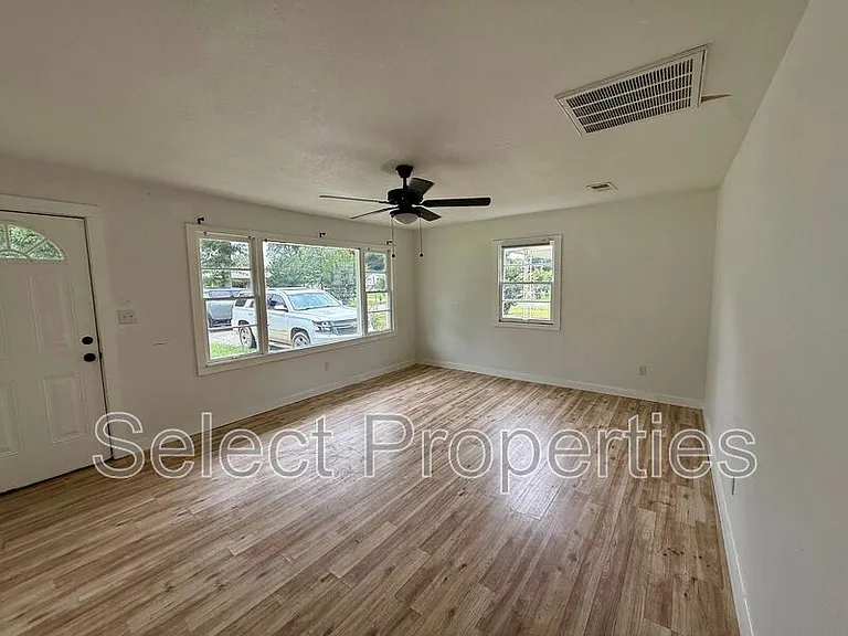 1802 Henry St — Photo 2
