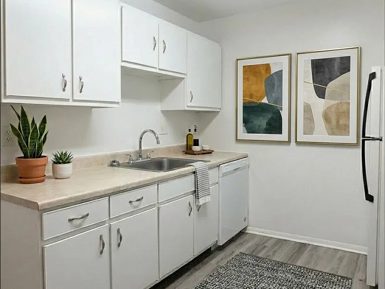Gaslight Apartments — Photo 3