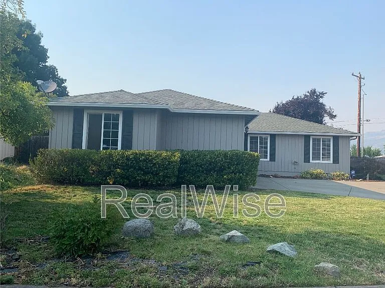 210 Sweetbrier Dr — Photo 3