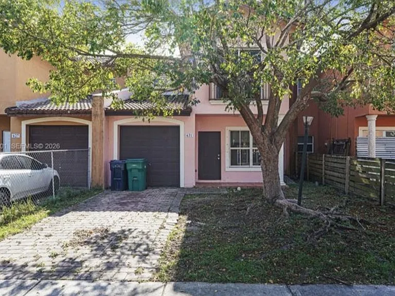 631 SW 10th St #1 — Photo 1