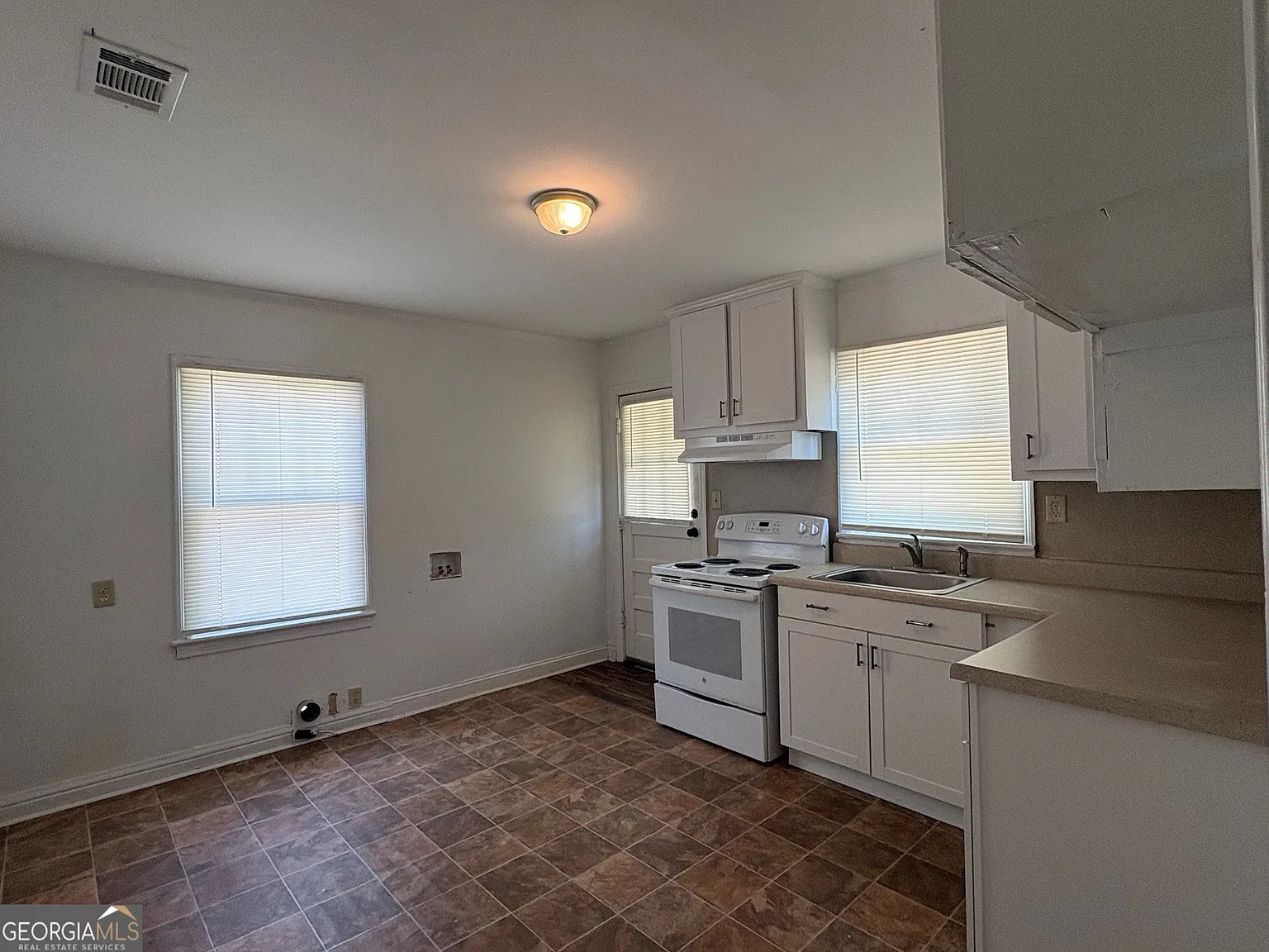 2 bed, 1.0 bath, 768 sqft, $900 — Photo 3