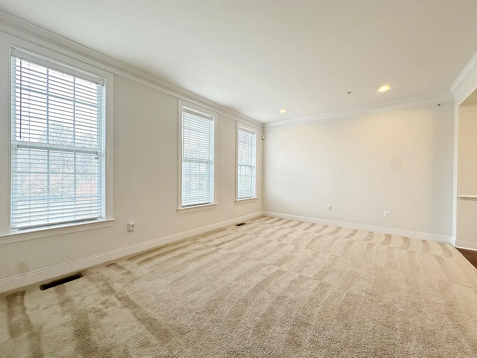 4 bed, 2780 sqft, $3,400 — Photo 3