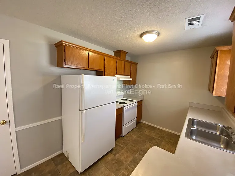 1911 Whippoorwill Dr — Photo 6