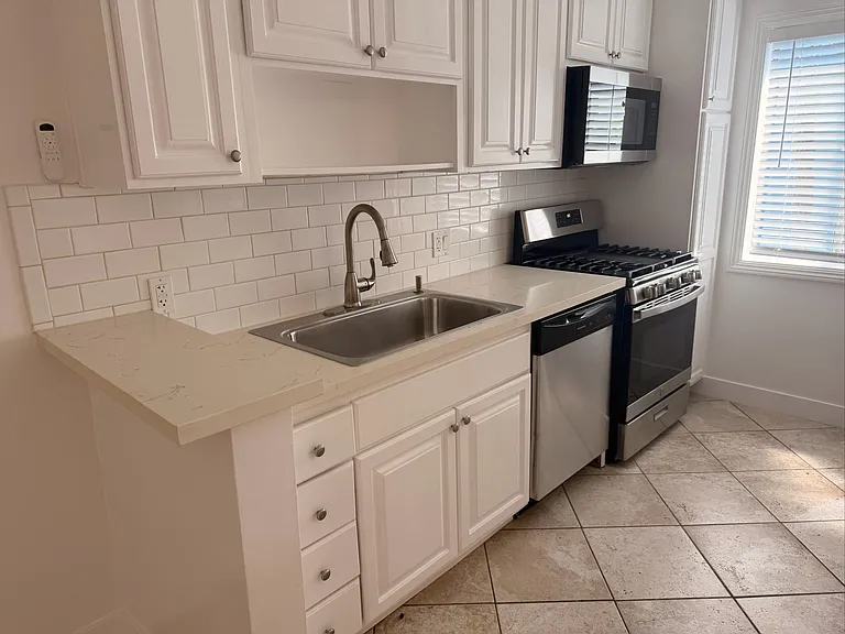 735 N Sycamore Ave #18 — Photo 3